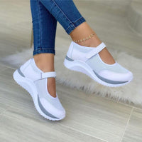 Damen Mesh Sneaker mit Klettverschluss für Komfort und Atmungsaktivität in Weiß