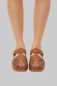 Damen Orthopädische Sandalen mit Klettverschluss und Keilabsatz für optimalen Halt in Braun
