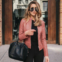 Damen Slim-Fit Bikerjacke mit Reißverschluss – Stylische Kunstlederjacke für Urbanen Look in Hellrosa