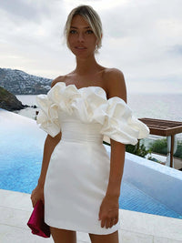 Elegantes Satinkleid mit Volant, Off-Shoulder Mini für Feste | Mirla in Weiß