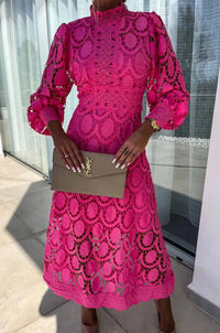 ELORA - Hochgeschlossenes Spitzen-Midikleid in Rosa