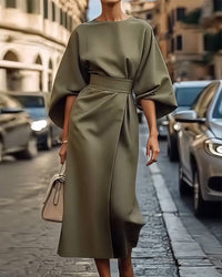 ELVIRA - Midi-Kleid mit Batwing-Ärmeln und Taillengürtel mit Wickeldetail in Oliv