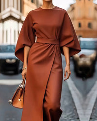 ELVIRA - Midi-Kleid mit Batwing-Ärmeln und Taillengürtel mit Wickeldetail in Orange