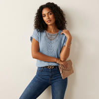 Elegante Spitzenbluse mit Rundhalsausschnitt und kurzen Ärmeln – Isabella in Hellblau