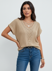 Elegante Spitzenbluse mit Rundhalsausschnitt und kurzen Ärmeln – Isabella in Braun
