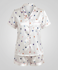 Sara | Damen Satin Pyjama Set Komfort Luxuriös Zuhause Schlaf in Weiß (Herz)