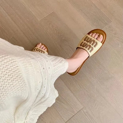 Harpy | Strukturierte Slip-On Sandalen mit Reliefdesign