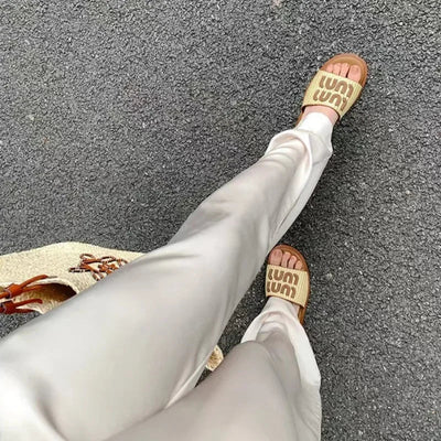 Harpy | Strukturierte Slip-On Sandalen mit Reliefdesign