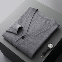 Lucian – Die stilvolle & vielseitige Herren-Strickjacke in Dunkelgrau