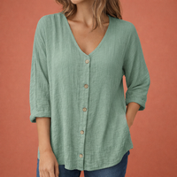 V-Ausschnitt Damen T-Shirt mit Knopfverschluss und Dreiviertelärmeln | Ylena in Grün