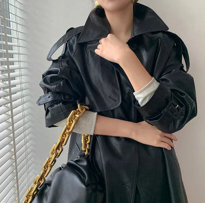 Eleganter langer schwarzer veganer Ledermantel mit Gürtel für Damen | Ideal für den Winter