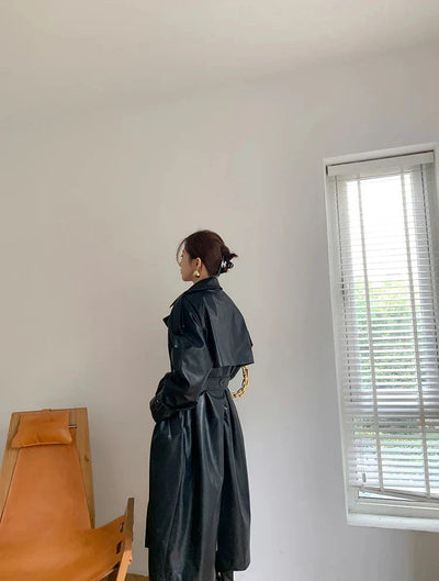 Eleganter langer schwarzer veganer Ledermantel mit Gürtel für Damen | Ideal für den Winter