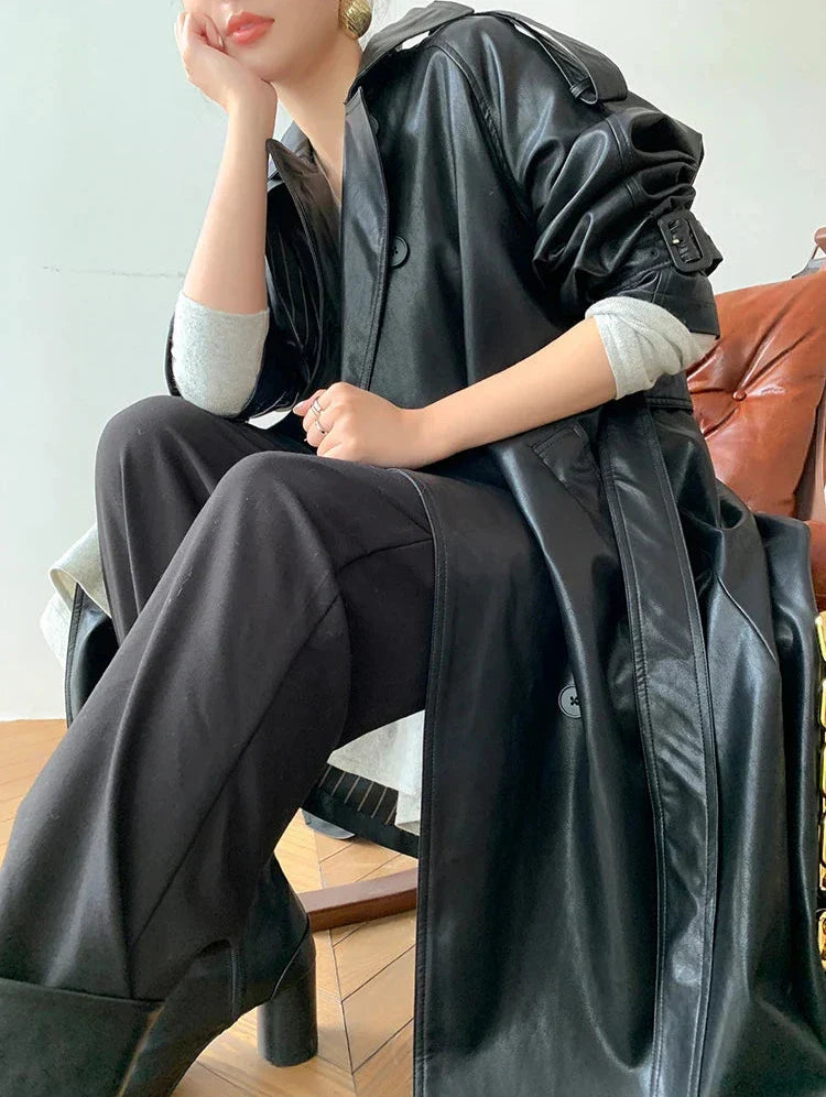 Eleganter langer schwarzer veganer Ledermantel mit Gürtel für Damen | Ideal für den Winter