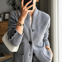 Edda - Gemütlicher Cardigan mit Knöpfen in Grau