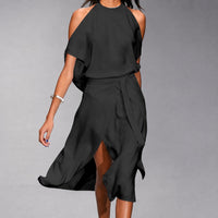 Madonnah - Ein luftiges Kleid mit eleganten Schulterausschnitten in Schwarz