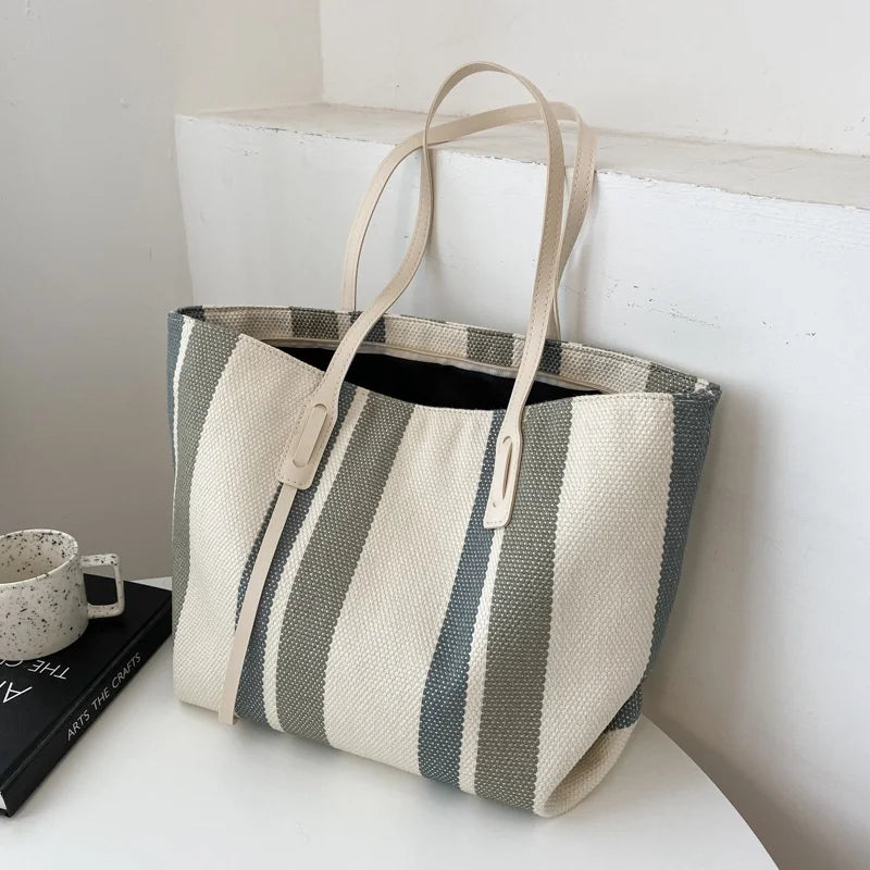 Shonana | Schultertasche mit vertikalen Streifen – Stilvoll und praktisch