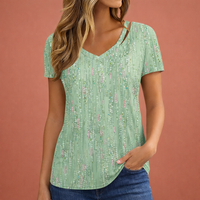 Damen V-Ausschnitt T-Shirt mit Pailletten-Details für einen strahlenden Look | Vivien in Hellgrün