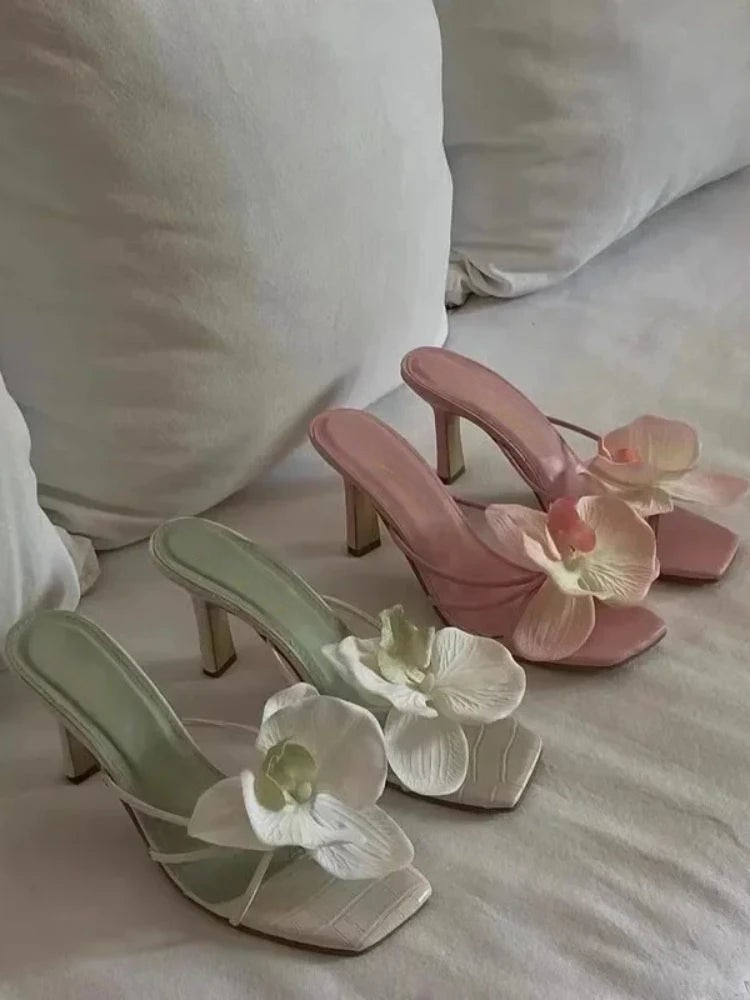 Charlotte | Bequeme Absatzschuhe Damen mit Blumendetails und Riemchen Design