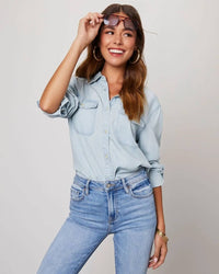 Greta | Damen Denim Bluse Oversized Brusttaschen Urban Casual Lässig in Hellblau