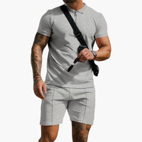 Herren-Poloshirt mit Seitentaschen und strukturierter Oberfläche in Hellgrau