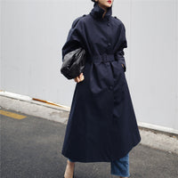 Damen Trenchcoat in Maxilänge mit hohem Stehkragen und Taillengürtel in Marineblau