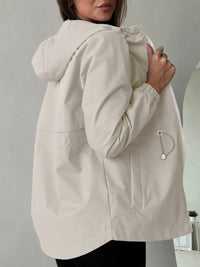 Damen Outdoorjacke mit anpassbarer Kapuze und geräumigen Taschen in Milchweiß