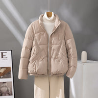 Damen kurzer Steppblouson mit hoher Kragenblende und Pattentaschen in Khaki
