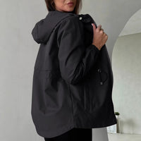 Damen Outdoorjacke mit anpassbarer Kapuze und geräumigen Taschen in Schwarz