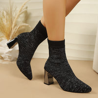 Damen Strumpfstiefeletten mit Blockabsatz und Rippstruktur in Schwarz