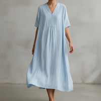 Jayela - Ein Kleid, das sommerliche Eleganz spielerisch verkörpert in Blau