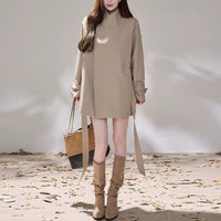 Damen Kurzes Wickelmantel-Kleid mit Taillengürtel und legerer A-Linie Nord Taschen in Khaki