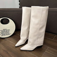 Damen Stiefel mit Blockabsatz und modernem Schnitt in Braun in Beige