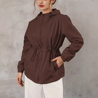 Damen Outdoorjacke mit anpassbarer Kapuze und geräumigen Taschen in Braun