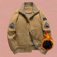 Herren Bomberjacke im Militärstil mit Patches und verdecktem Reißverschluss in Khaki gefüttert