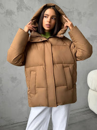 Damen Oversized Steppjacke mit Kapuze und integrierten Taschen in Karamell