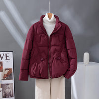 Damen kurzer Steppblouson mit hoher Kragenblende und Pattentaschen in Weinrot