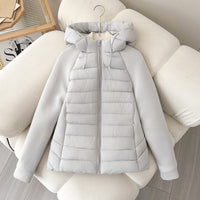 Damen leichte Hybrid-Steppjacke mit Kapuze und elastischen Ärmelpaneelen in Beigegrau