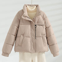 Damen kurze wattierte Jacke im kastigen Schnitt mit Stehkragen und Kordelzug in Khaki