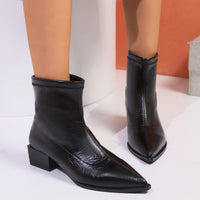 Damen Stiefeletten mit strukturierter Oberfläche und idealer Absatzhöhe in Schwarz