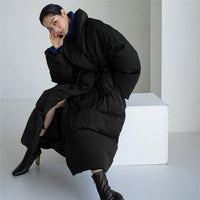 Damen Maxi-Steppmantel mit hohem Stehkragen und winddichter Wattierung in Schwarz