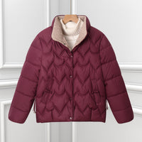 Damen kurze Steppjacke mit Bogensteppung und Druckknopfblende in Angorrot