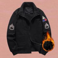 Herren Bomberjacke im Militärstil mit Patches und verdecktem Reißverschluss in Schwarz gefüttert