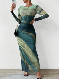 TORINA - Bequemes bedrucktes Maxikleid mit langen Ärmeln und Rundhalsausschnitt in Grün