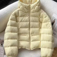 Damen kurz geschnittene Thermo-Steppjacke mit Kapuze und Reißverschlusstaschen in Gelb