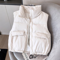 Damen kurze isolierende Steppweste mit Stehkragen und Kordelzugsaum in Offwhite