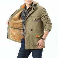 Herren Parka mit Kapuze und Taschen in Khaki (isoliert)