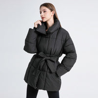 Damen taillierter Thermo-Steppmantel mit Bindegürtel und Karree-Steppung in Schwarz