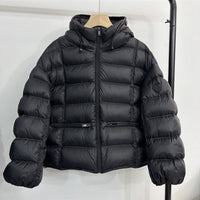 Damen kurz geschnittene Thermo-Steppjacke mit Kapuze und Reißverschlusstaschen in Schwarz