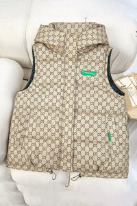 Damen gesteppte Kapuzenweste mit durchgehendem Logodruck und verstellbarem Saum in Khaki