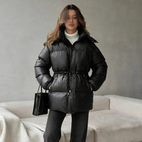 Damen Kapuzenjacke mit anpassbarem Taillenzug und glänzendem Finish in Schwarz